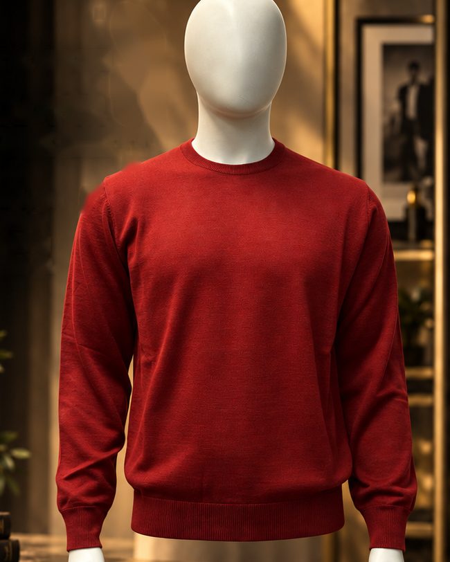 Roter Herrenpullover mit Rundhalsausschnitt auf einer Büste